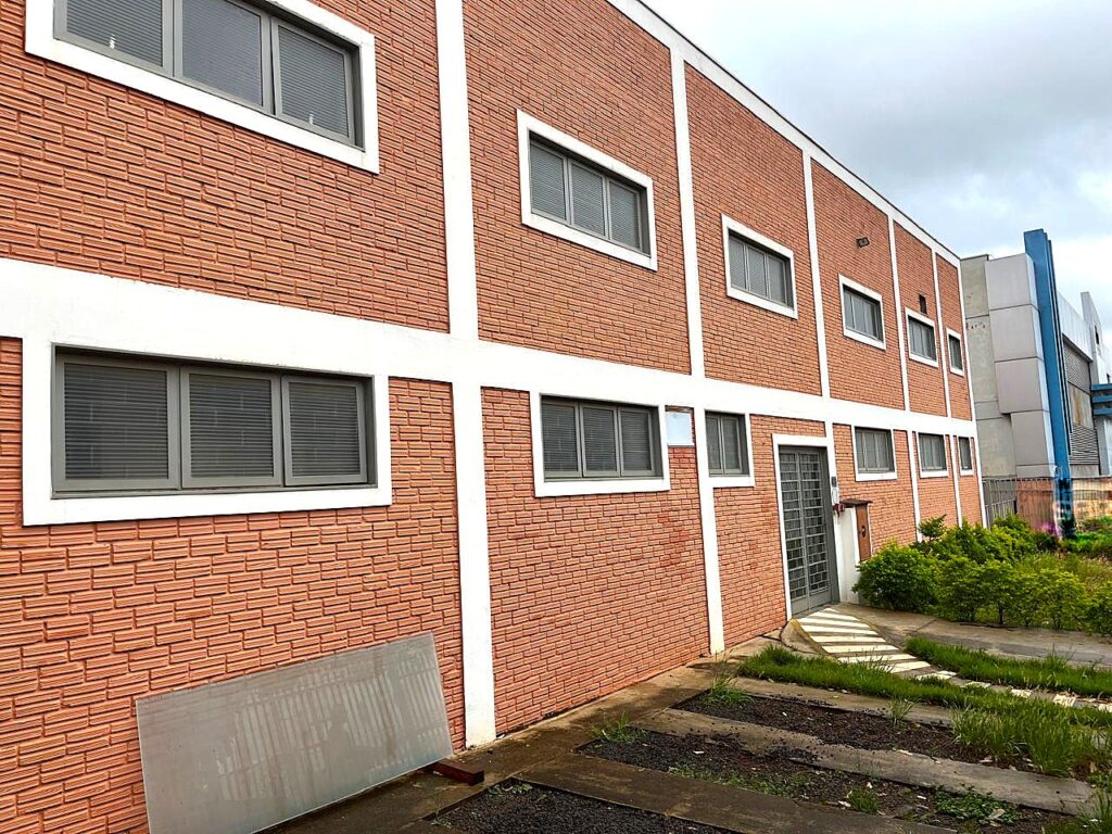 Aluga-se salão distrito industrial 1.570 m² $ 25.000,00