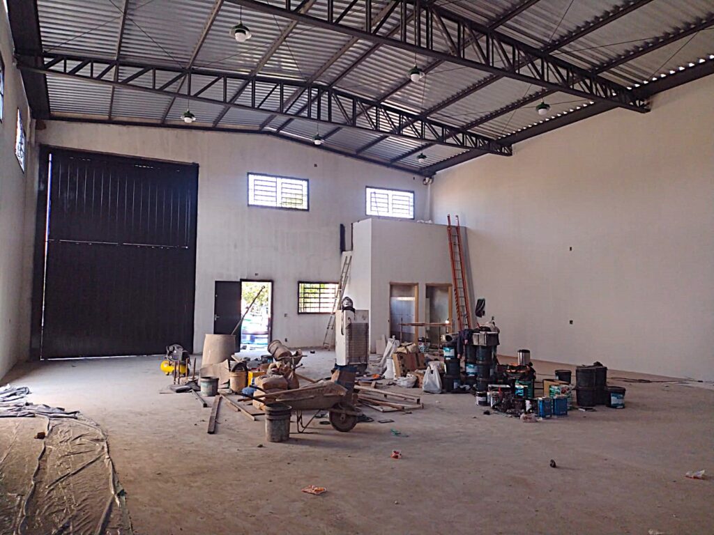 Aluga-se salão comercial novo 300m² útil $ 8.000,00