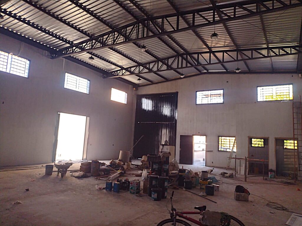 Aluga-se salão comercial novo 300m² útil $ 8.000,00