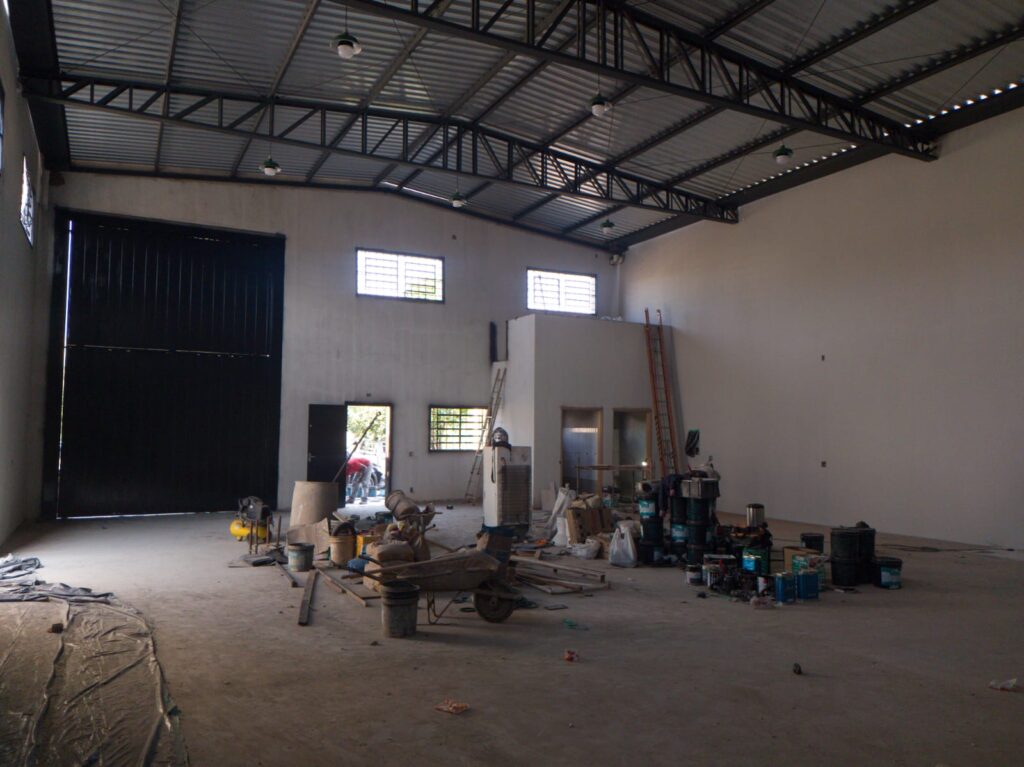 Aluga-se salão comercial novo 300m² útil $ 8.000,00