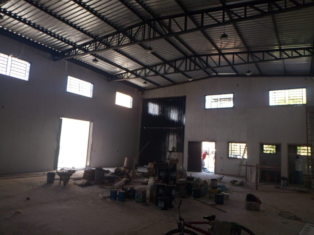 Aluga-se salão comercial novo 300m² útil $ 8.000,00