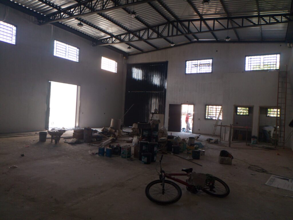 Aluga-se salão comercial novo 300m² útil $ 8.000,00