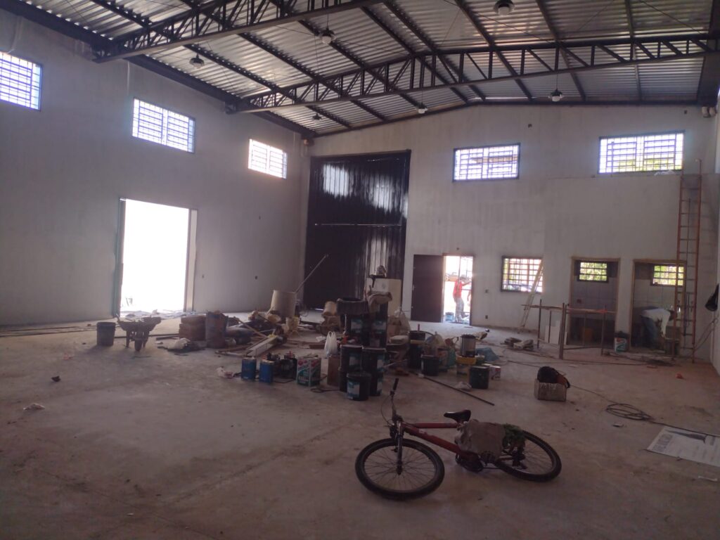 Aluga-se salão comercial novo 300m² útil $ 8.000,00