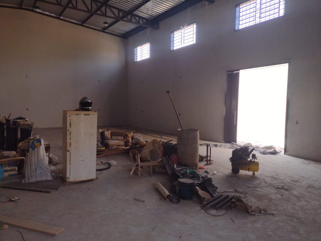 Aluga-se salão comercial novo 300m² útil $ 8.000,00