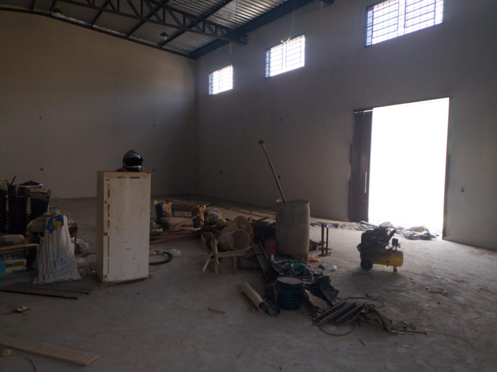 Aluga-se salão comercial novo 300m² útil $ 8.000,00