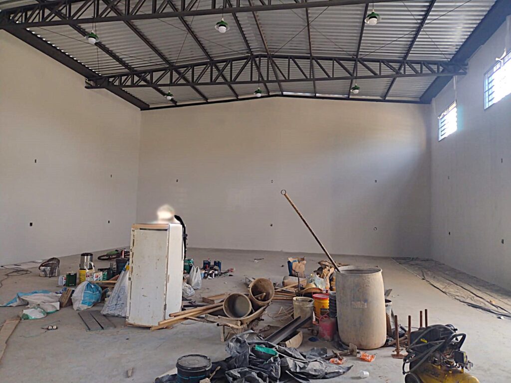 Aluga-se salão comercial novo 300m² útil $ 8.000,00