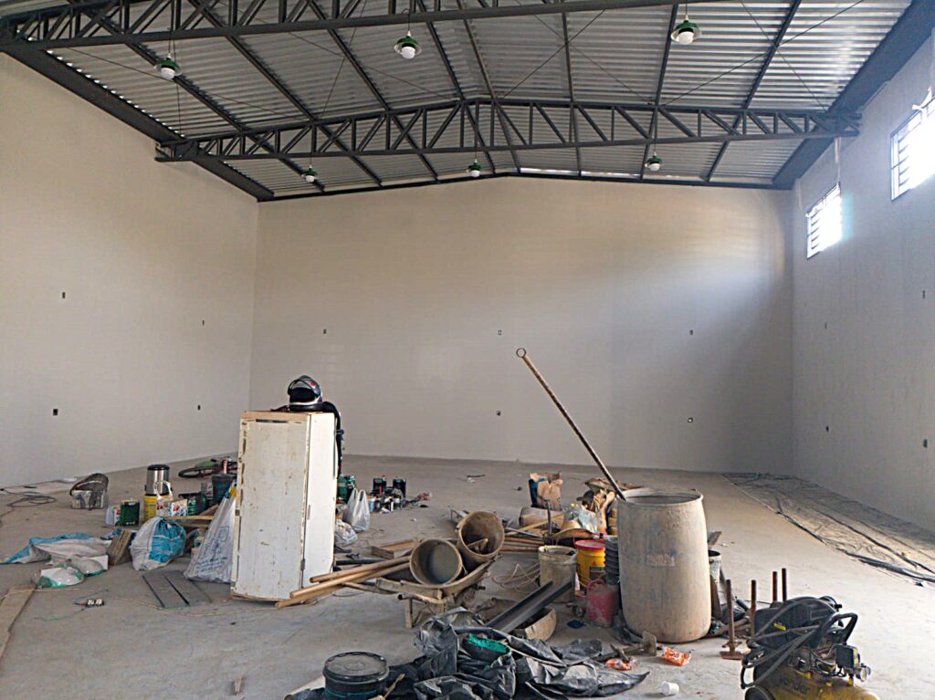 Aluga-se salão comercial novo 300m² útil $ 8.000,00