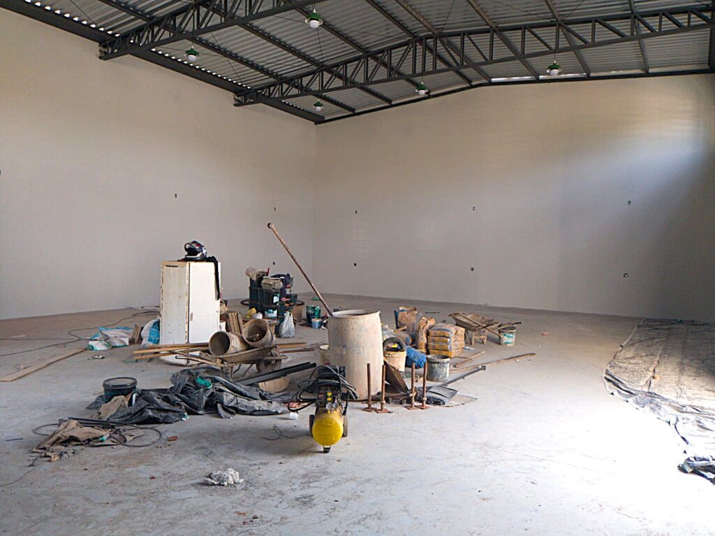 Aluga-se salão comercial novo 300m² útil $ 8.000,00