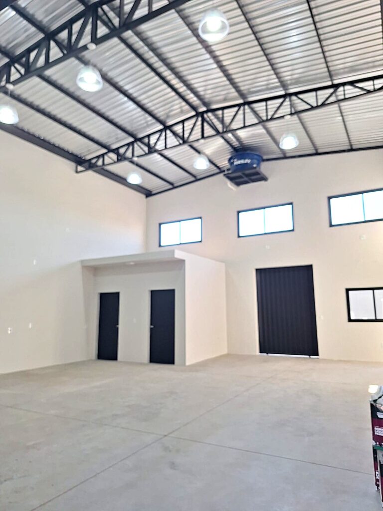 Aluga-se salão novo 150m² útil $ 3.800,00