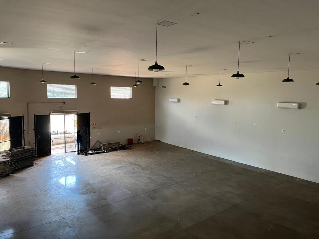 Aluga-se salão marginal Rod. Washington Luiz distrito industrial Tancredo Neves $ 15.000,00