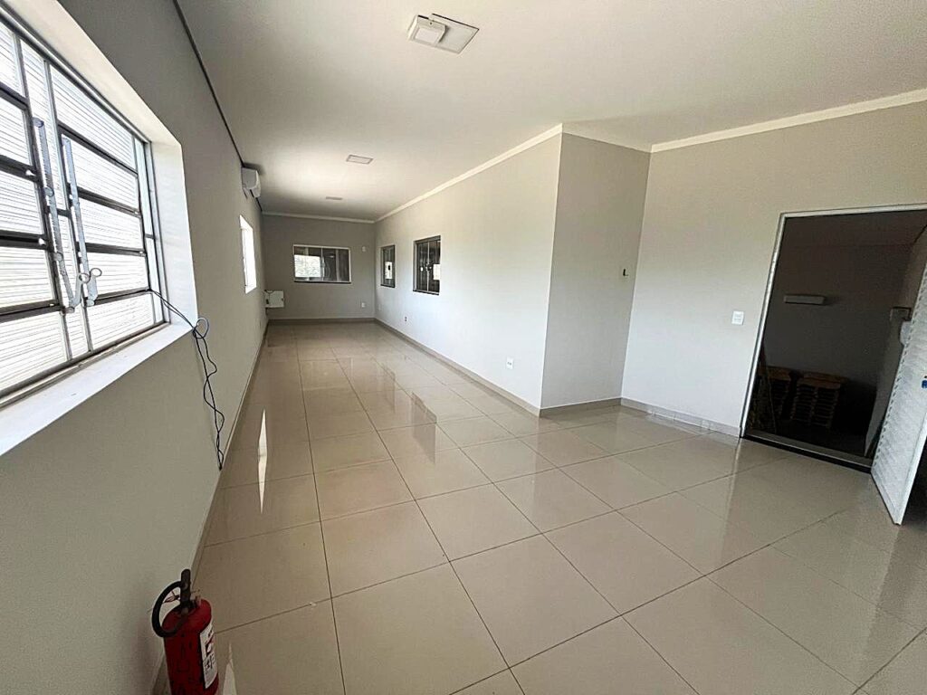 Aluga-se salão marginal Rod. Washington Luiz distrito industrial Tancredo Neves $ 15.000,00