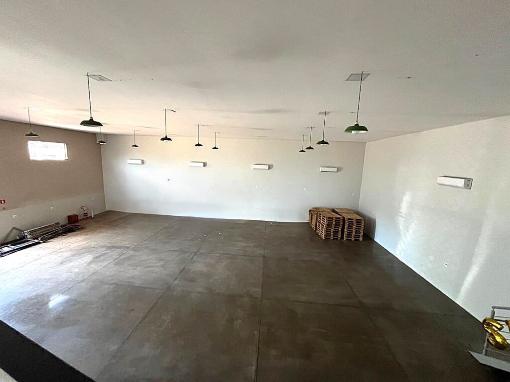 Aluga-se salão marginal Rod. Washington Luiz distrito industrial Tancredo Neves $ 15.000,00