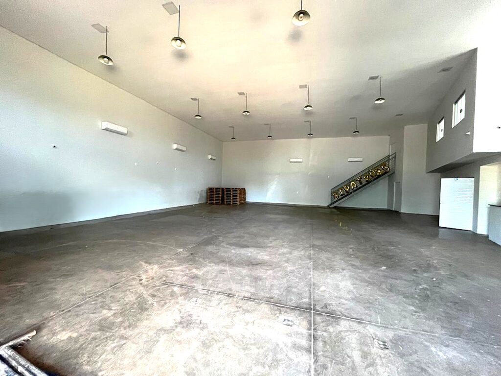 Aluga-se salão marginal Rod. Washington Luiz distrito industrial Tancredo Neves $ 15.000,00