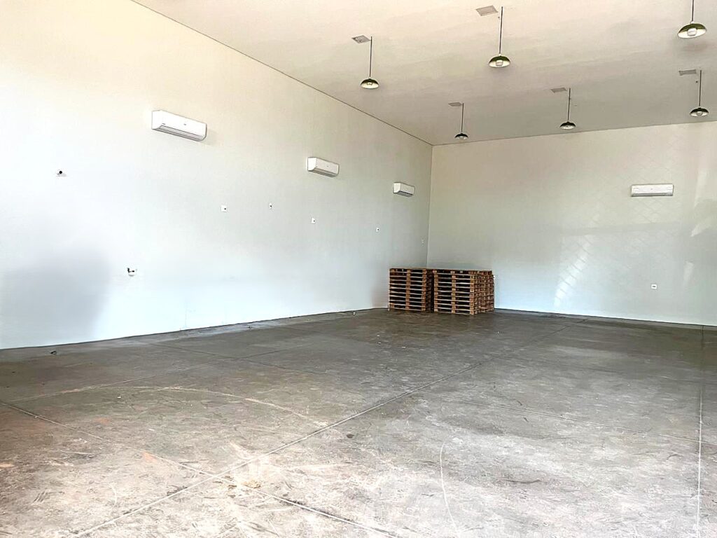 Aluga-se salão marginal Rod. Washington Luiz distrito industrial Tancredo Neves $ 15.000,00