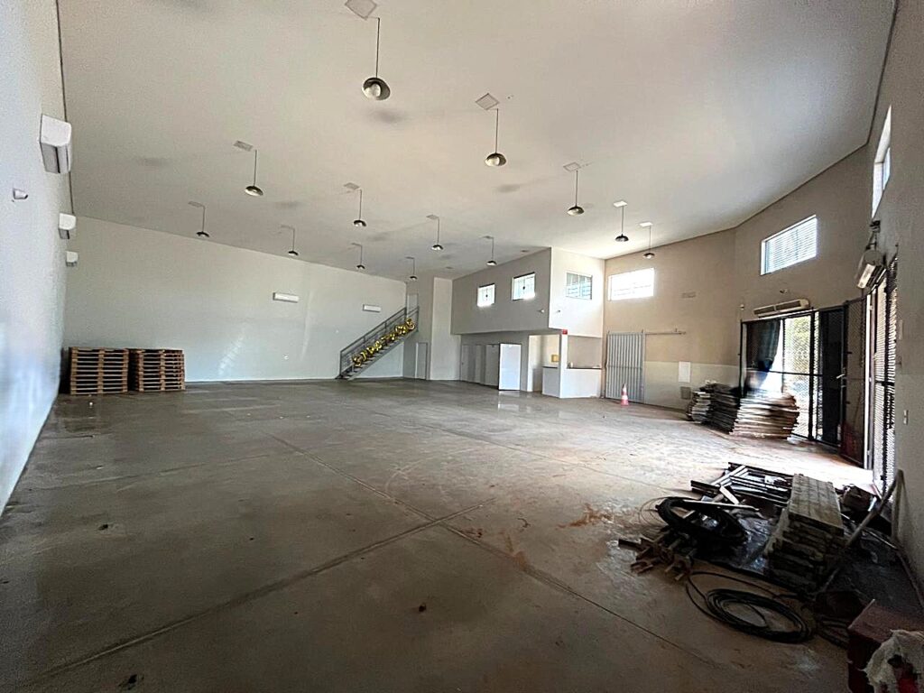 Aluga-se salão marginal Rod. Washington Luiz distrito industrial Tancredo Neves $ 15.000,00