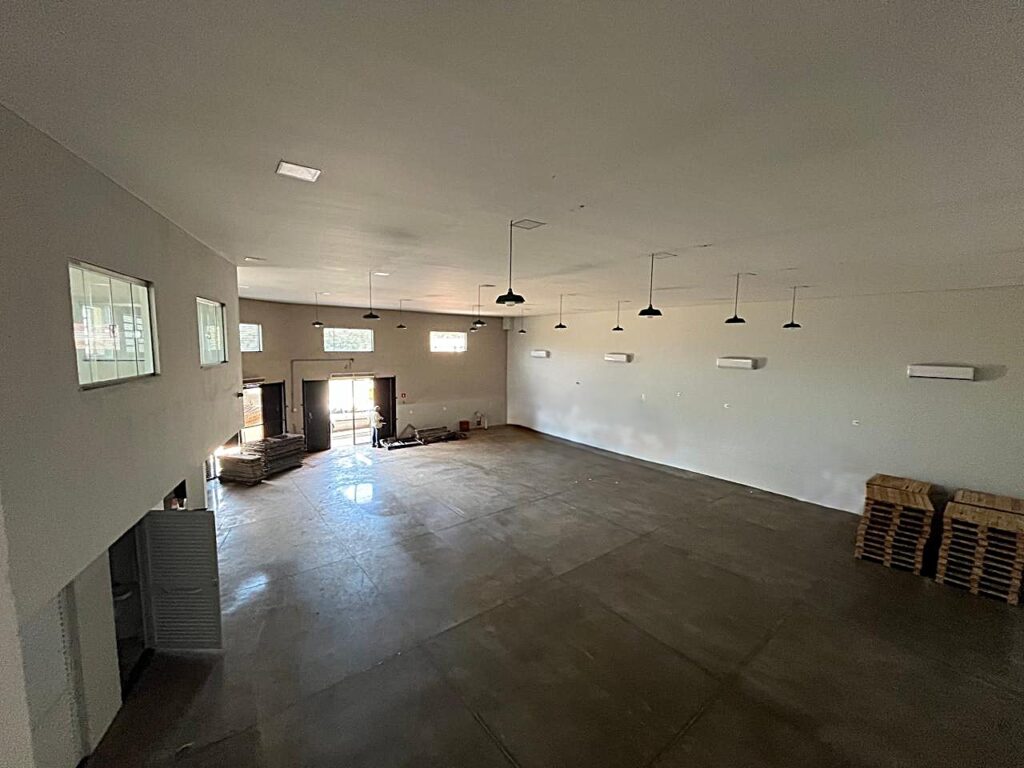 Aluga-se salão marginal Rod. Washington Luiz distrito industrial Tancredo Neves $ 15.000,00