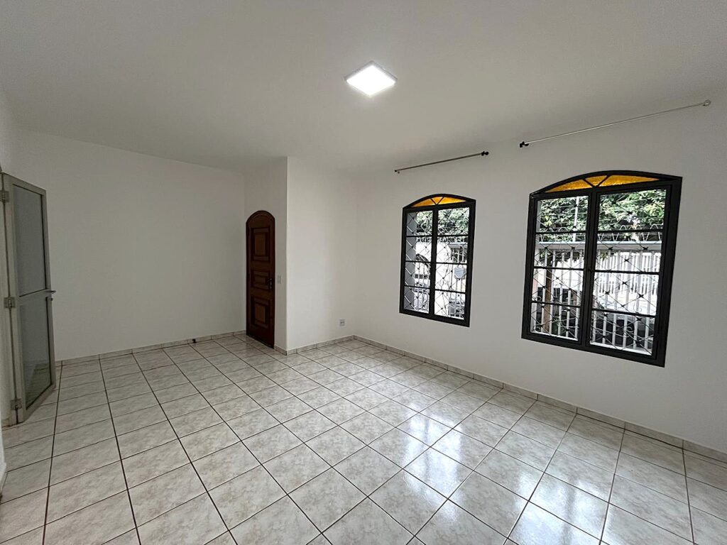 Aluga-se casa residencial Jd. Santa Catarina