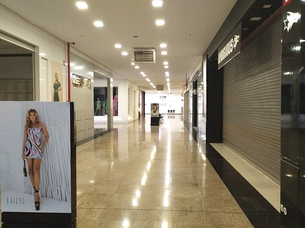 Vende-se Galpão/Salão na Washington Luiz $ 28.000.000,00