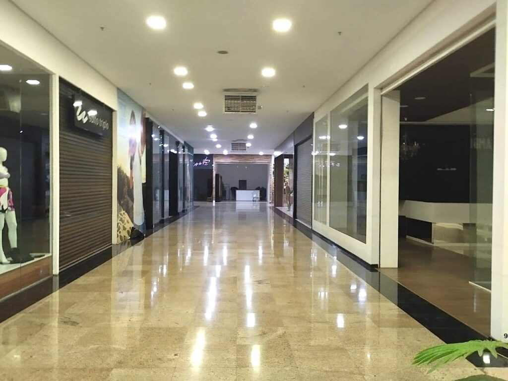 Vende-se Galpão/Salão na Washington Luiz $ 28.000.000,00