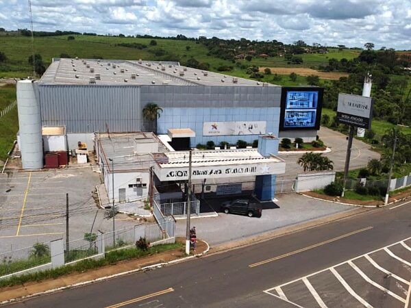 Vende-se Galpão/Salão na Washington Luiz $ 28.000.000,00