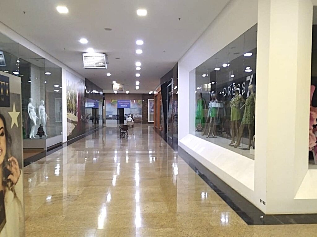 Vende-se Galpão/Salão na Washington Luiz $ 28.000.000,00