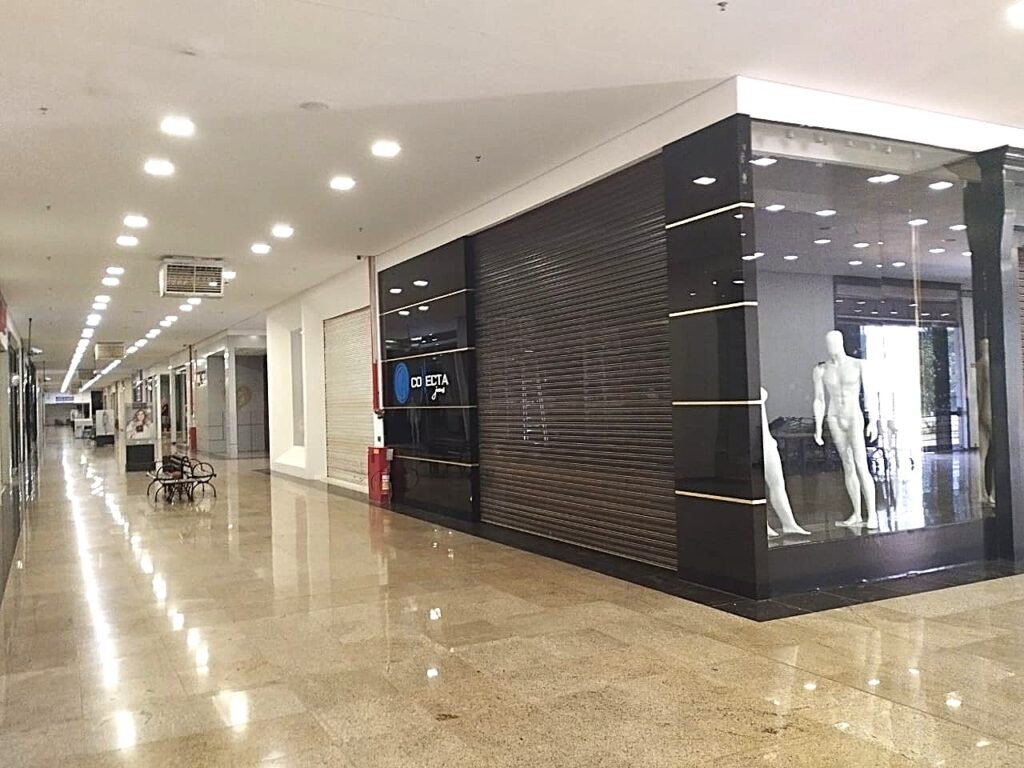 Vende-se Galpão/Salão na Washington Luiz $ 28.000.000,00