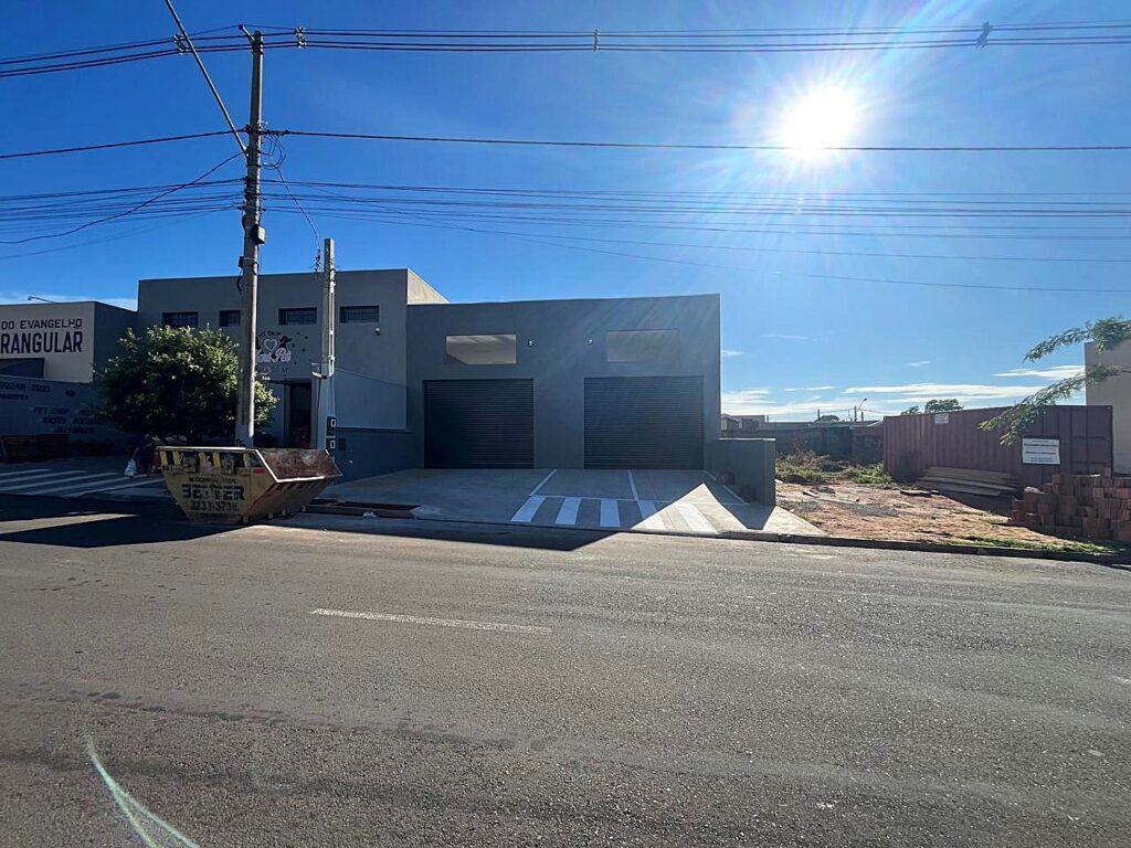 Aluga-se salão comercial novo na Av. Principal do Fraternidade R$ 4.000,00