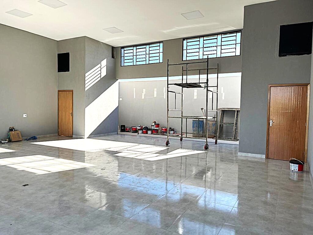 Aluga-se salão comercial novo na Av. Principal do Fraternidade R$ 4.000,00