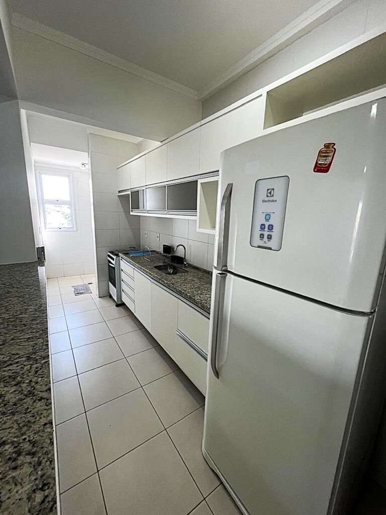 Aluga-se apto de 02 dormitórios 01 suíte mobiliado C/ elevador $ 1.800,00 já com condomínio incluso