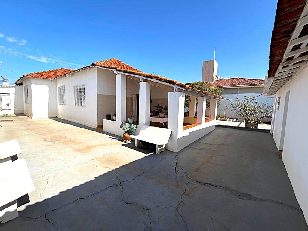 Vende-se casa comercial c/ 594m² de terreno próximo a Santa Casa $ 700.000,00