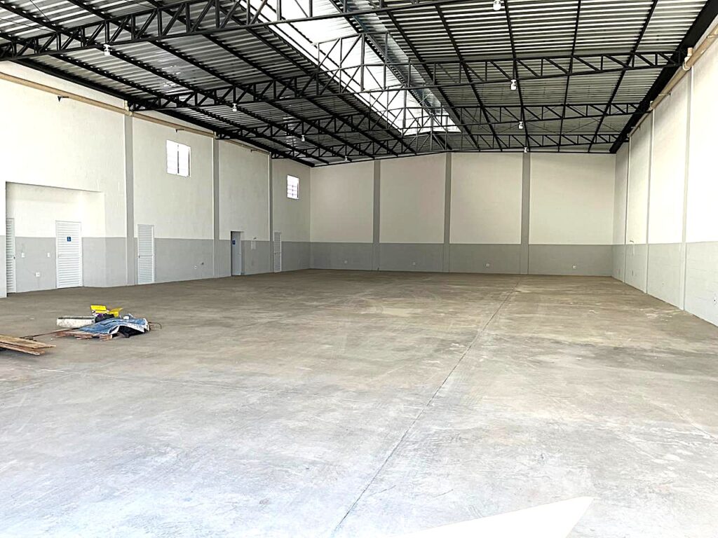 Aluga-se salão industrial em condomínio fechado 540 m² $ 12.000,00