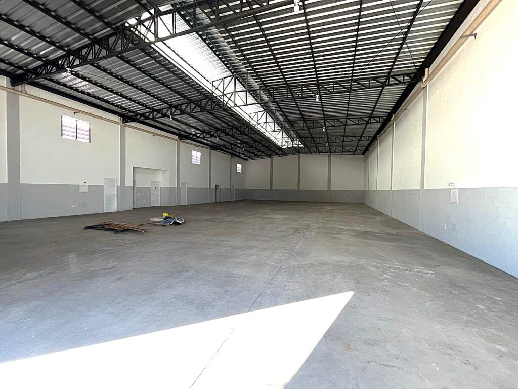 Aluga-se salão industrial em condomínio fechado 540 m² $ 12.000,00