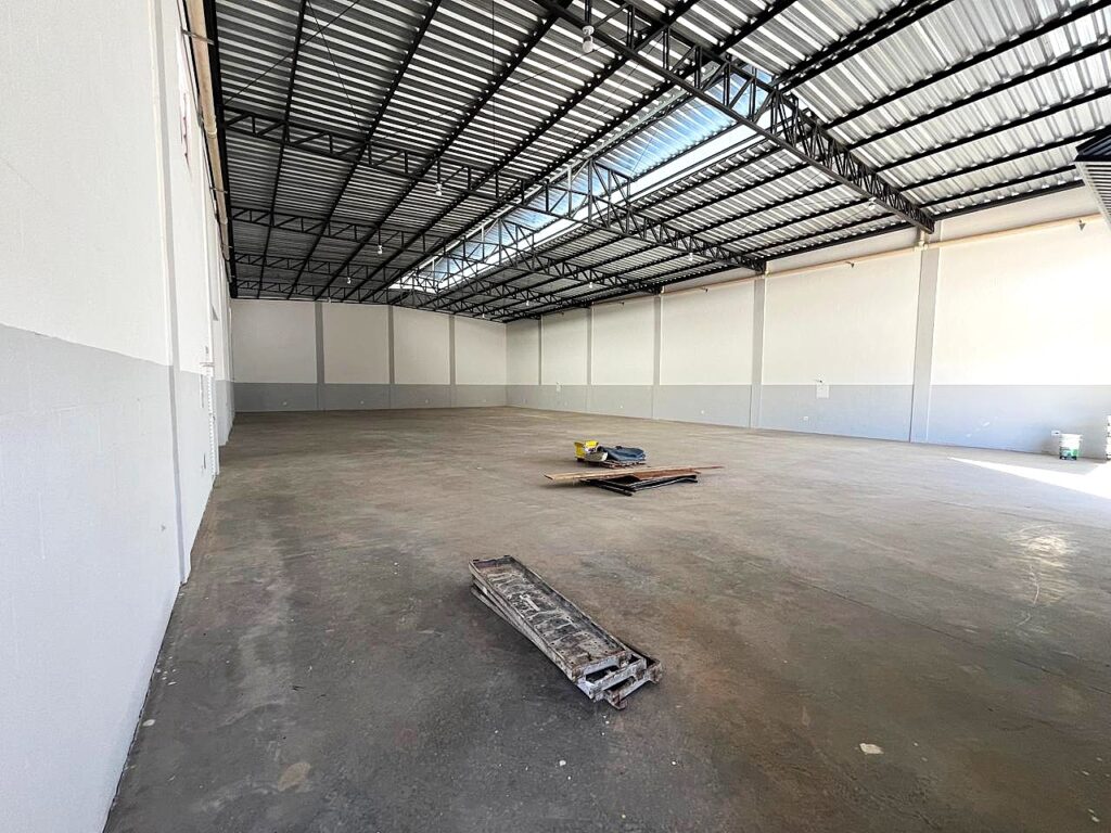 Aluga-se salão industrial em condomínio fechado 540 m² $ 12.000,00