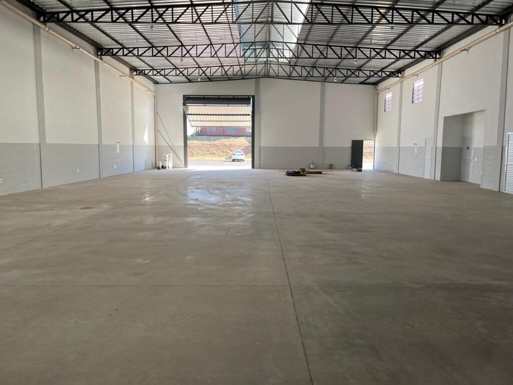 Aluga-se salão industrial em condomínio fechado 540 m² $ 12.000,00