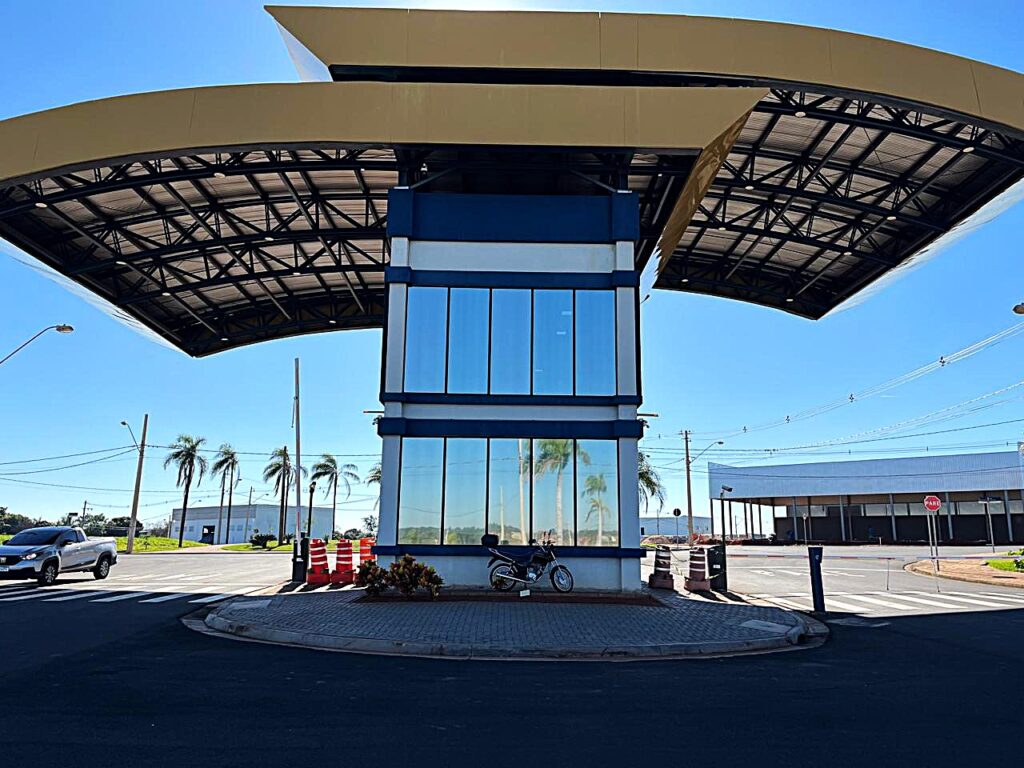 Aluga-se salão industrial em condomínio fechado 540 m² $ 12.000,00